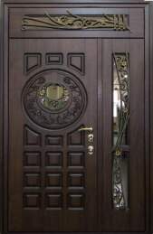 Филенчатая дверь металлическая полуторная с окном, фрамугой и ковкой ДВ-371